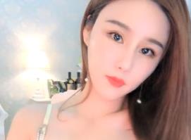 美少女扭腰自慰秀:短裙慢褪内裤,骑坐椅子狂操假阳具高潮喷发!