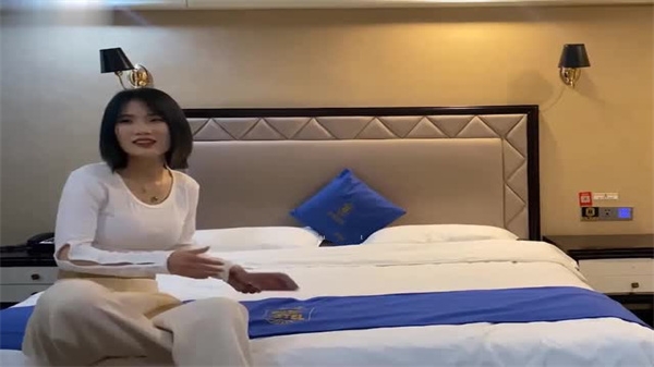 花臂哥酒店激情约炮,缺钱兼职美女主动献身