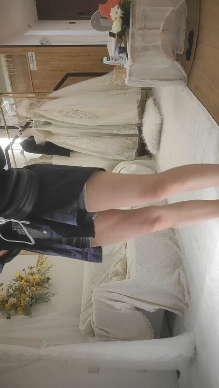 婚纱店激情返场!休学萝莉音眼镜妹遭猛男搭档托起狂插,百变姿势爆操!