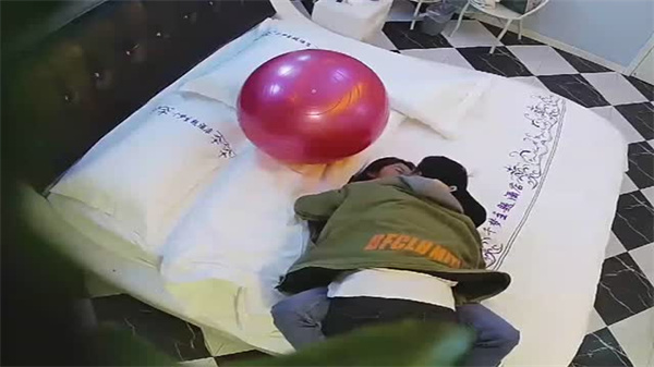 【情趣酒店偷拍未流出】校花女友瑜伽球上疯狂做爱,娇喘连连水声四溅!